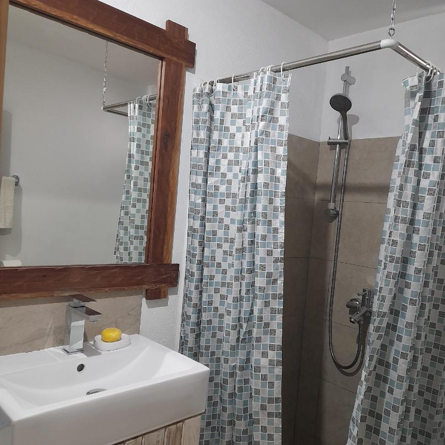 Holiday Surf Lodge Тамарин Екстериор снимка